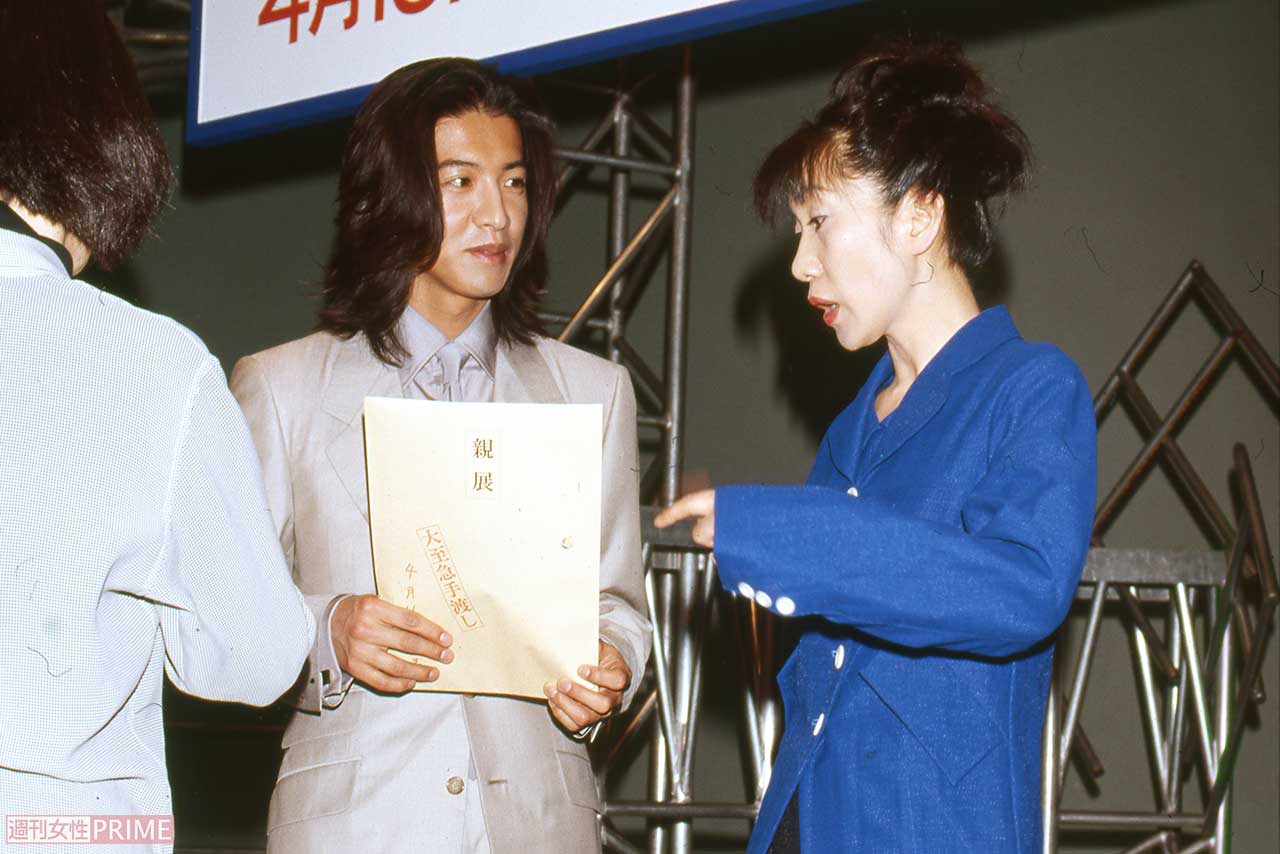 フジテレビ系ドラマ『ギフト』の制作発表で。室井滋と打ち合わせ（1997年3月10日）