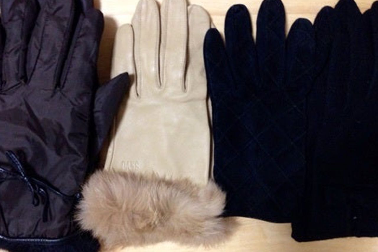 手先の保温と刺激緩和のため、屋内でも手袋を24時間着用。種類は豊富にそろえている