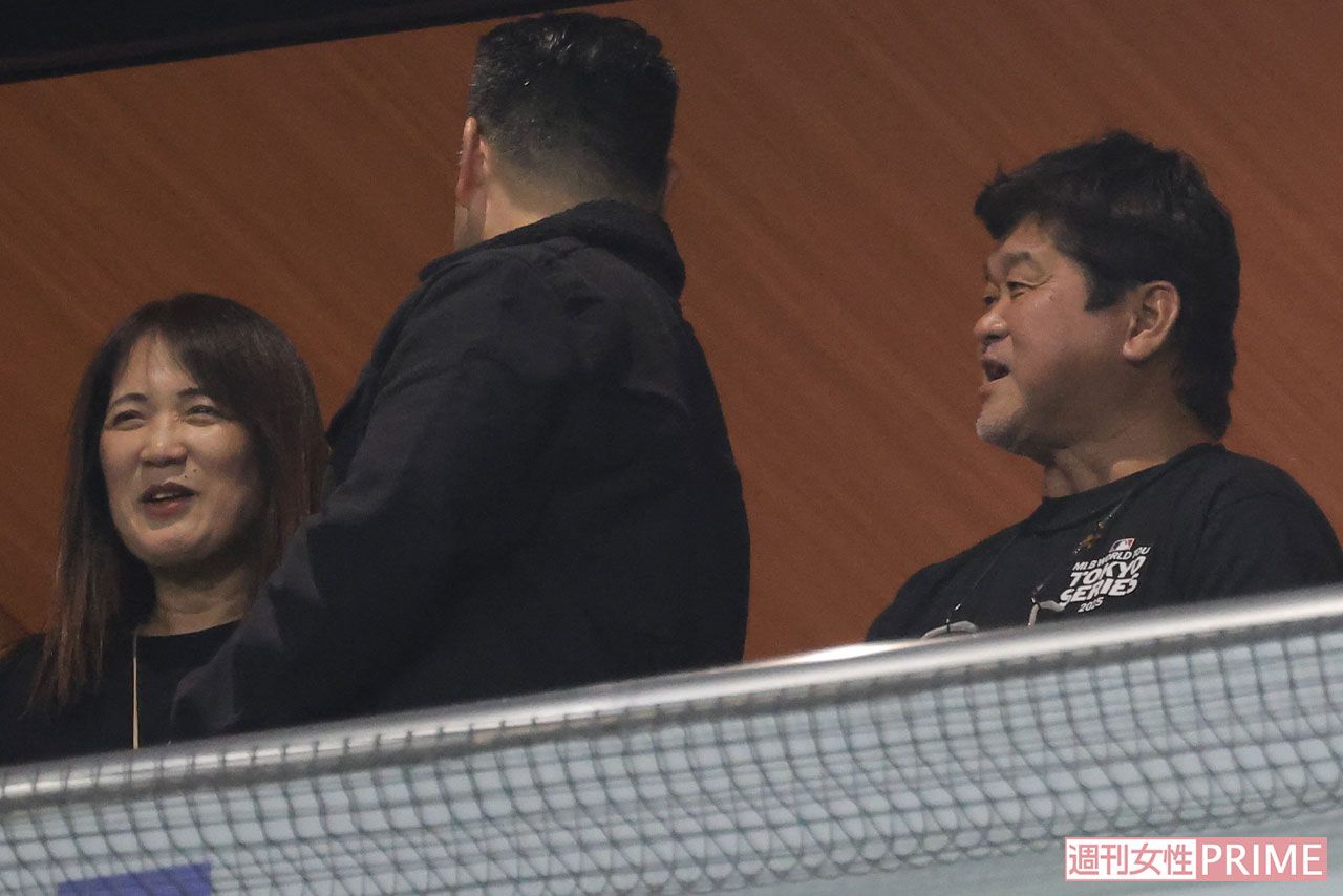 2025年3月18日、東京ドームでの開幕戦を観戦した大谷翔平の母・加代子さん（左）と父・徹さん（右）
