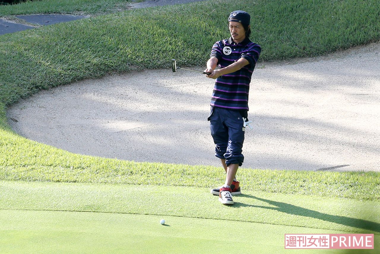 '12年にゴルフを楽しんだ際もボーダーのポロシャツにパンツというスタイルだった森田剛