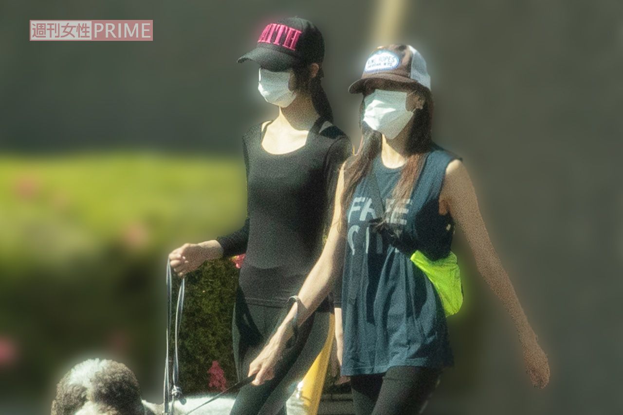 愛犬の散歩をする工藤静香とKoki,（2020年）