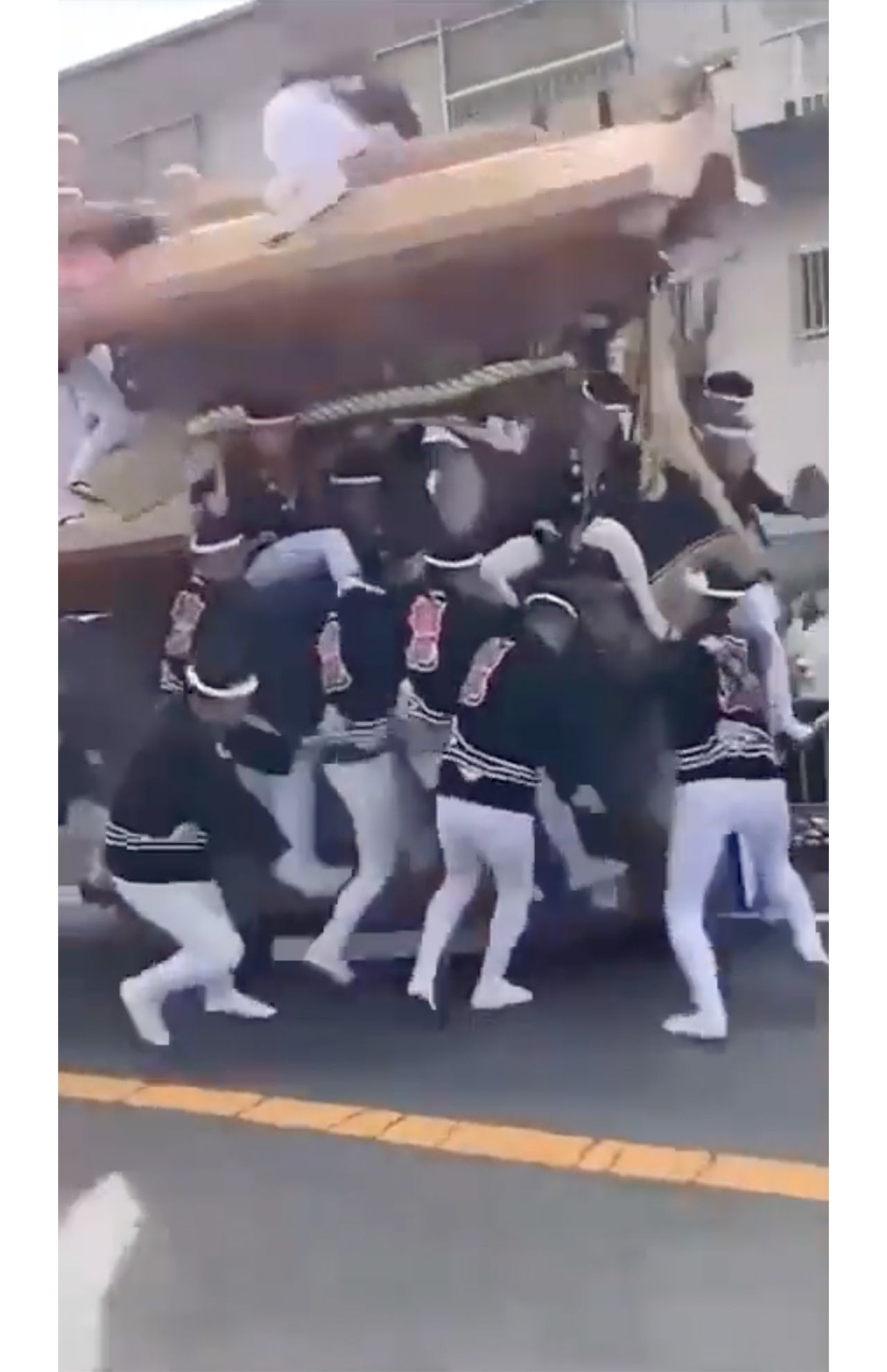 強く引っ張りすぎたため、今度は右に大きく傾く　3/9（SNSより）