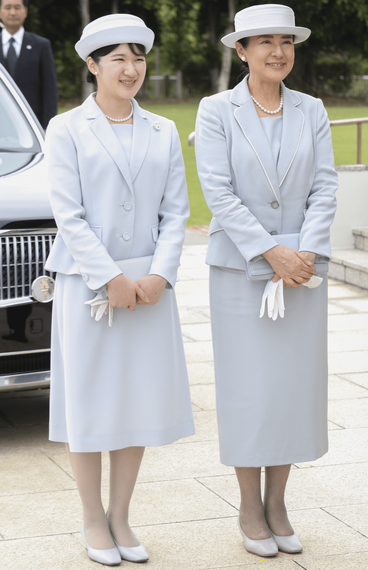 戦後80年の節目に沖縄県を訪問されたご一家。ブルーグレーのスーツと帽子、パールのアクセサリーまでそっくりそろえたおふたり。母から娘へと引き継がれる戦没者への追悼の思いが感じられる