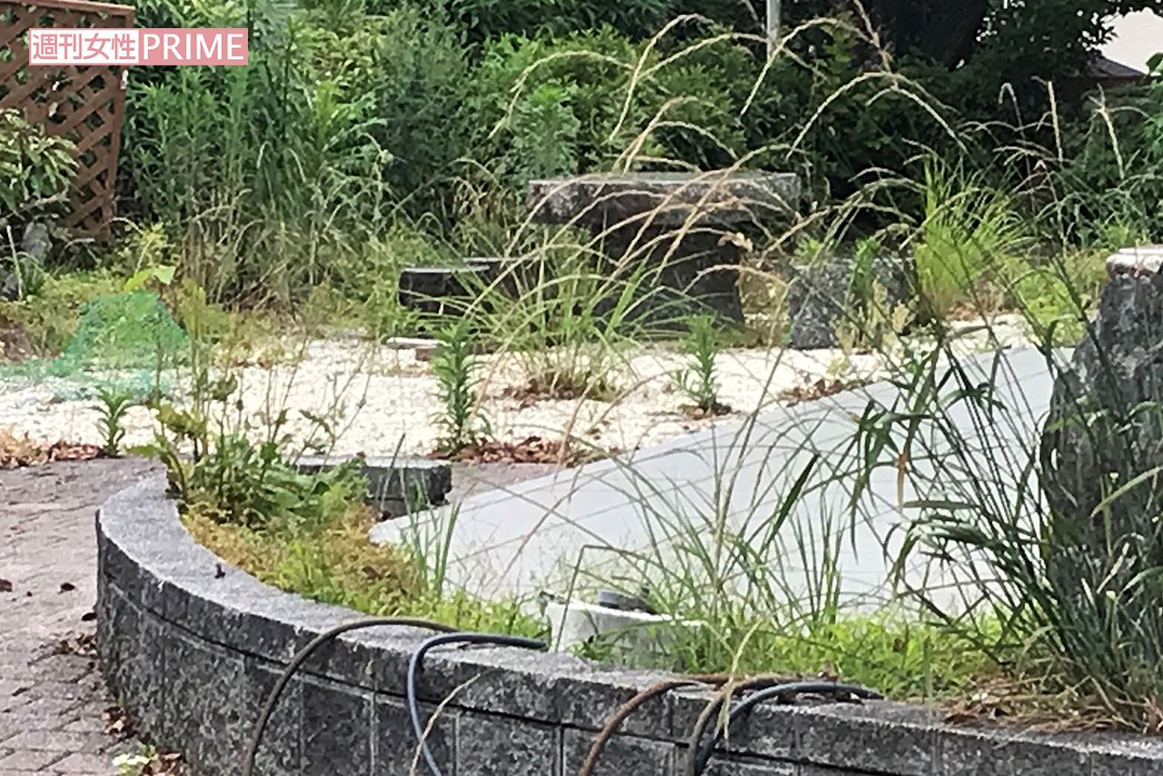 谷口光弘容疑者の豪邸。おしゃれなデザインの庭も今は雑草で荒れ果てていた