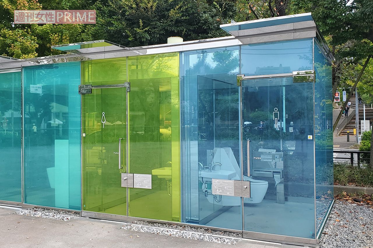 藤田ニコルが痴漢被害に遭ったという渋谷区の“透明トイレ”。誰も使用していないときは、ガラス張りだ