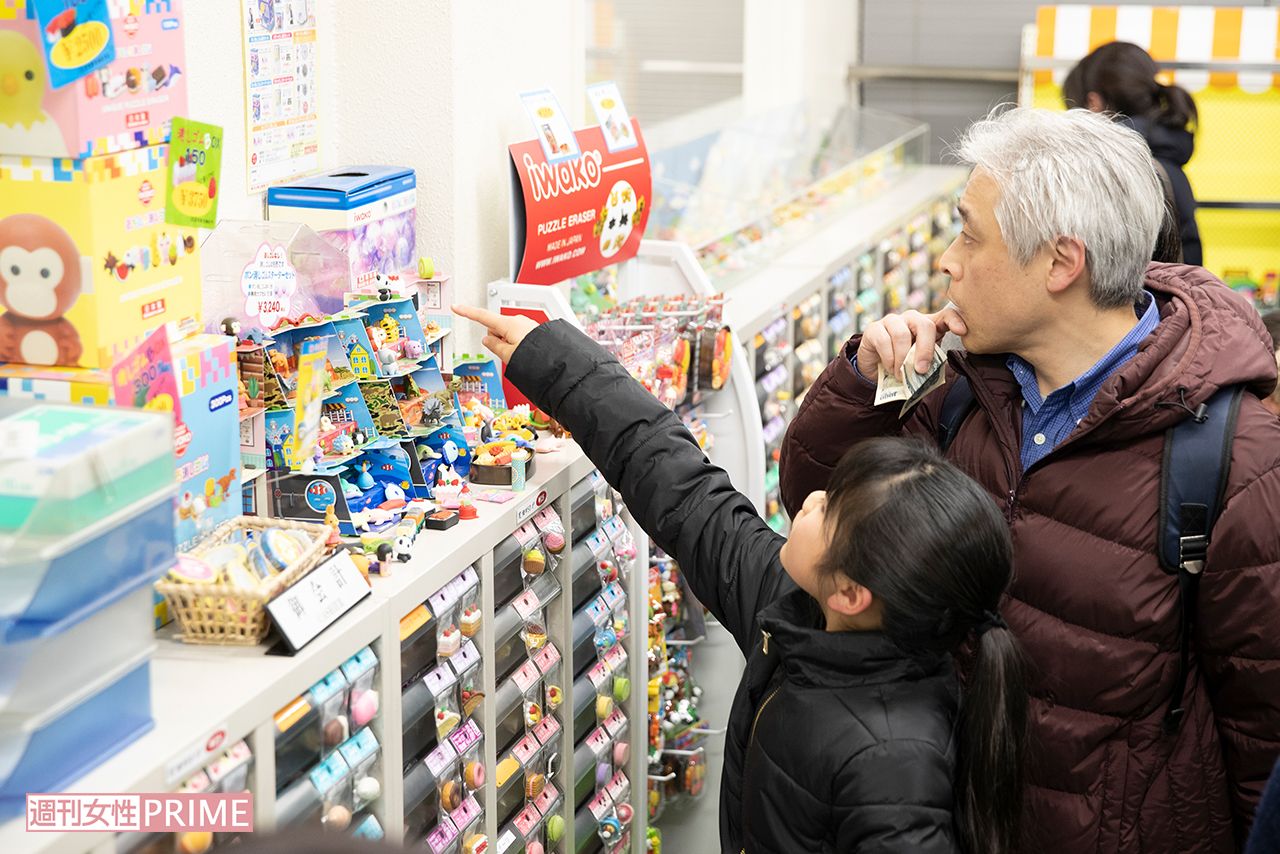 見学の最後は、お土産コーナーへ。引き出しに詰まった多種類の消しゴムに子どもたちは大興奮。親におねだりして、袋いっぱいに数千円分を購入する子どもの姿も　撮影／齋藤周造