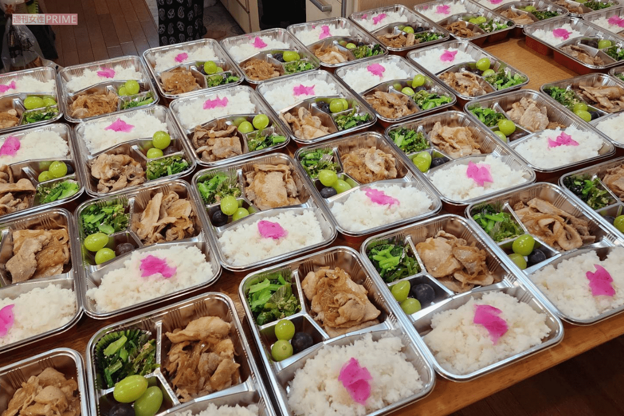 現在は50食分を4人で作っている。どれもおいしいと評判だ