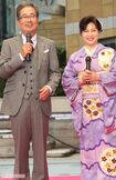 夫婦揃ってイベントに出席した大和田獏と岡江久美子さん(2013年、鳥羽市PRイベントにて)