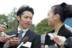 園遊会に出席し、囲み取材を受ける浅田真央と高橋大輔(2010年4月15日)