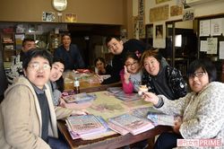 作業所での雑談も日課のひとつ（著者撮影）