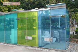 藤田ニコルが痴漢被害に遭ったという渋谷区の“透明トイレ”。誰も使用していないときは、ガラス張りだ