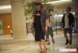 古田は半袖のシャツに短パン、サンダルと涼しげな服装