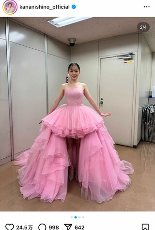 紅白の衣装を紹介した西野カナ（本人のインスタグラムより）