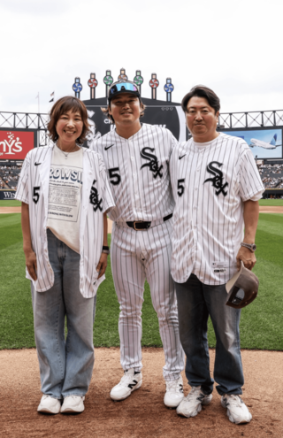始球式に登場した村上宗隆の両親（シカゴ・ホワイトソックスのX公式アカウントより）