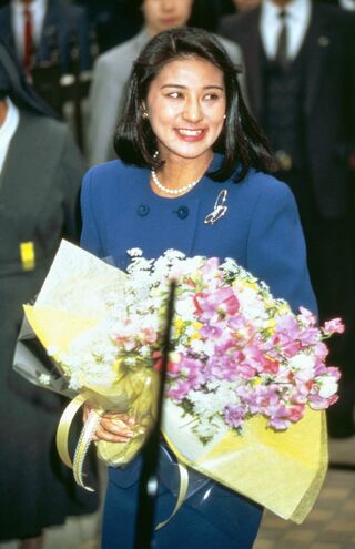 平成5年2月 前月の皇室会議を経てご婚約が正式決定。雅子さまは母校の田園調布雙葉学園にご挨拶に。小学3年から高校1年夏まで約7年半通われた