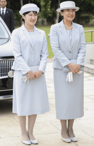 戦後80年の節目に沖縄県を訪問されたご一家。ブルーグレーのスーツと帽子、パールのアクセサリーまでそっくりそろえたおふたり。母から娘へと引き継がれる戦没者への追悼の思いが感じられる