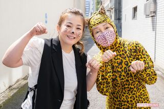 ヒョウ対ネコの対決！　鳴き声が天に轟くかのよう……