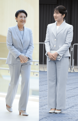 5月に大阪・関西万博を訪問された愛子さま。ブルーのパンツスーツもパールのステーションネックレスも4月に万博会場を訪れた雅子さまを彷彿とさせるシミラールック