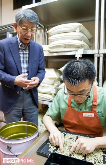 ハンドピックにより、よい豆だけを残す。右が山田康一さん　撮影／伊藤和幸