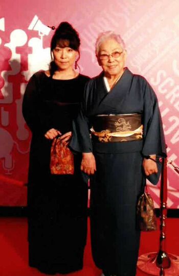 手芸美術展で入賞したり、銀座で個展を開く袋物作家だった尾崎亜美と母・暁美さん。2011年6月26日