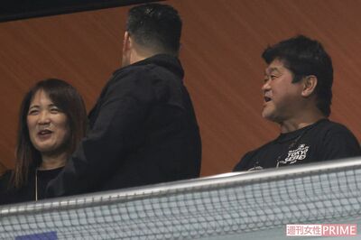 2025年3月18日、東京ドームでの開幕戦を観戦した大谷翔平の母・加代子さん（左）と父・徹さん（右）