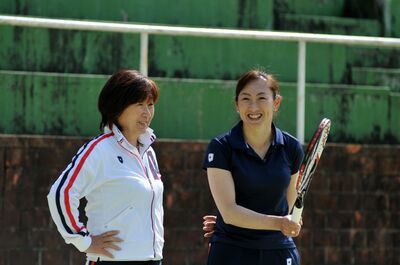 錦織圭がリハビリのときにサポートを受けた杉山芙沙子さん（左）と、杉山愛（杉山芙沙子さんの公式HPより）