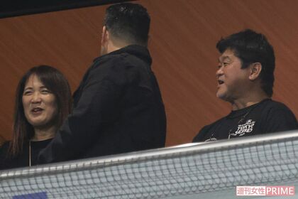2025年3月18日、東京ドームでの開幕戦を観戦した大谷翔平の母・加代子さん（左）と父・徹さん（右）