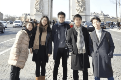 大学院時代にフランスに派遣されたとき、凱旋門の前で