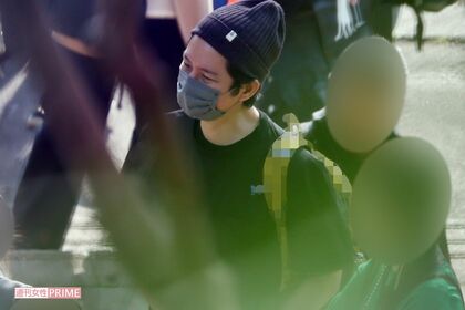 子どもを迎えに行く渡部建（23年4月撮影）