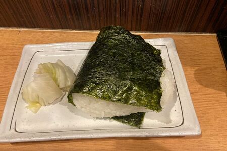 「ひげの平山」で尊冨士が食べる超巨大おにぎり350円。中にはたらこがぎっしりと