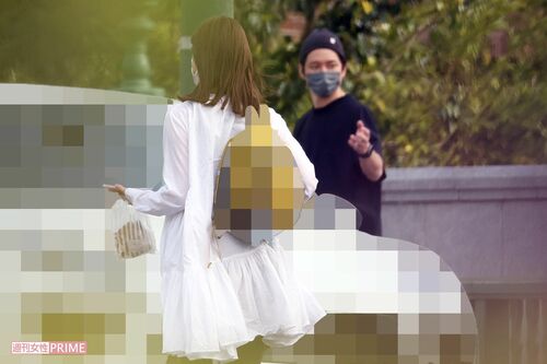 子どもを迎えに行く佐々木希と渡部建（23年4月撮影）