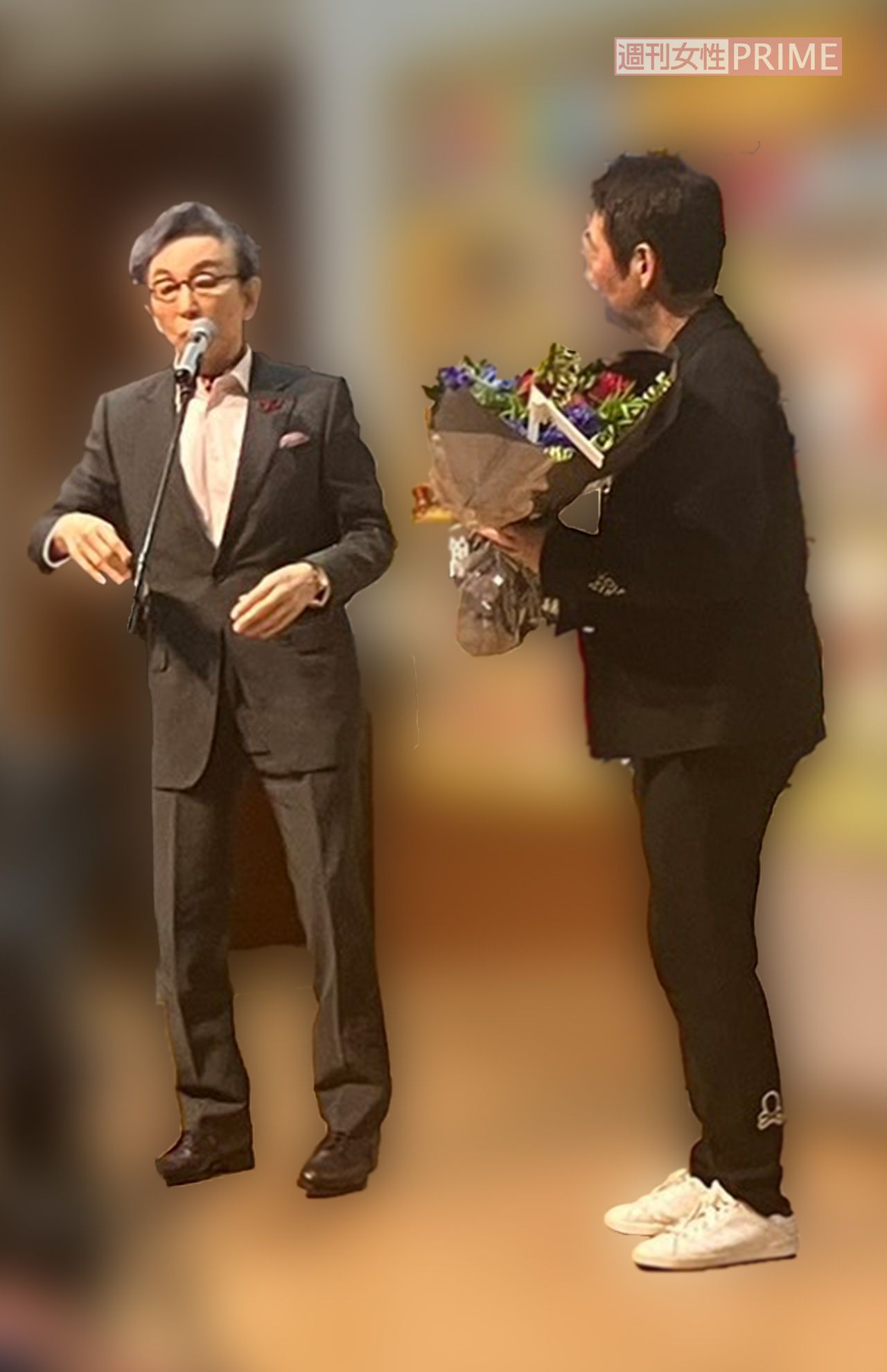 『ミヤネ屋』打ち上げで、宮根誠司に花束贈呈してスピーチする古舘伊知郎