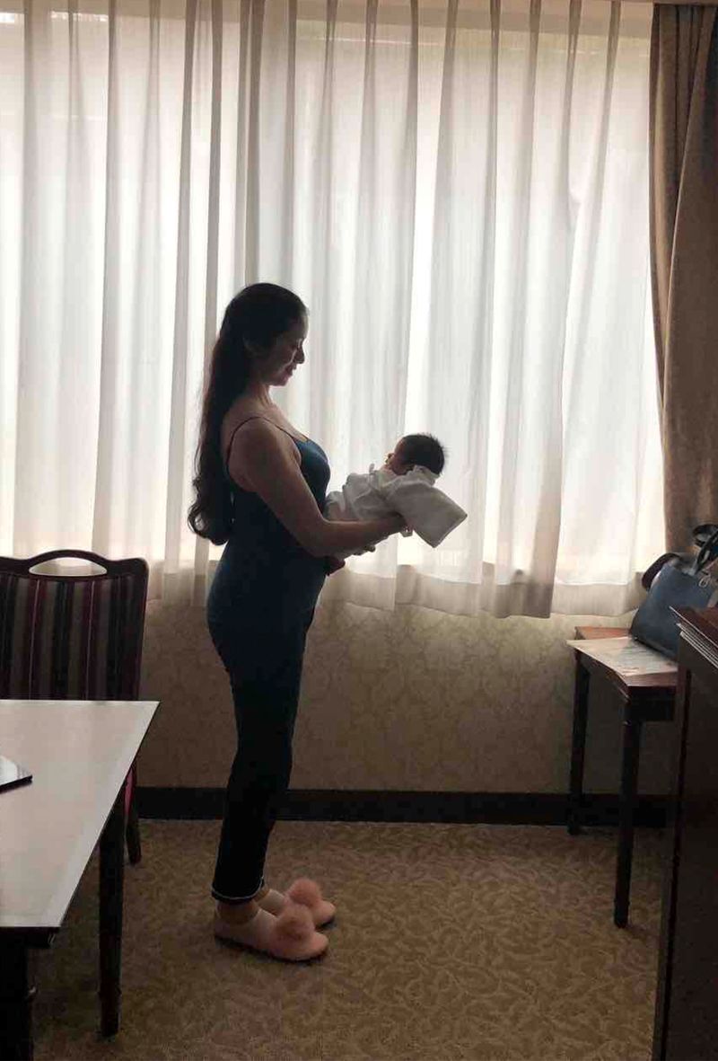 産後すぐの陽月くんを抱く雅奈恵さん