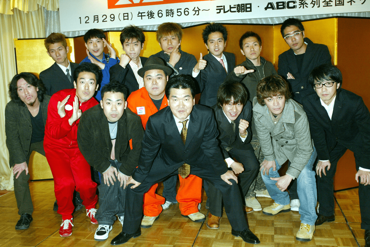 2002年にM-1初出場したときの笑い飯（左端）。初登場時は3位で「パン工場」と「トーマス」というネタを披露した