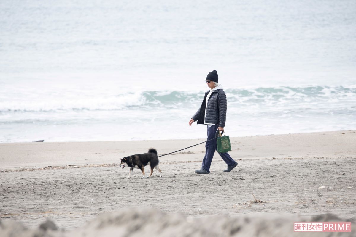 2021年、自宅近くの海岸で犬の散歩をするマーク・パンサー