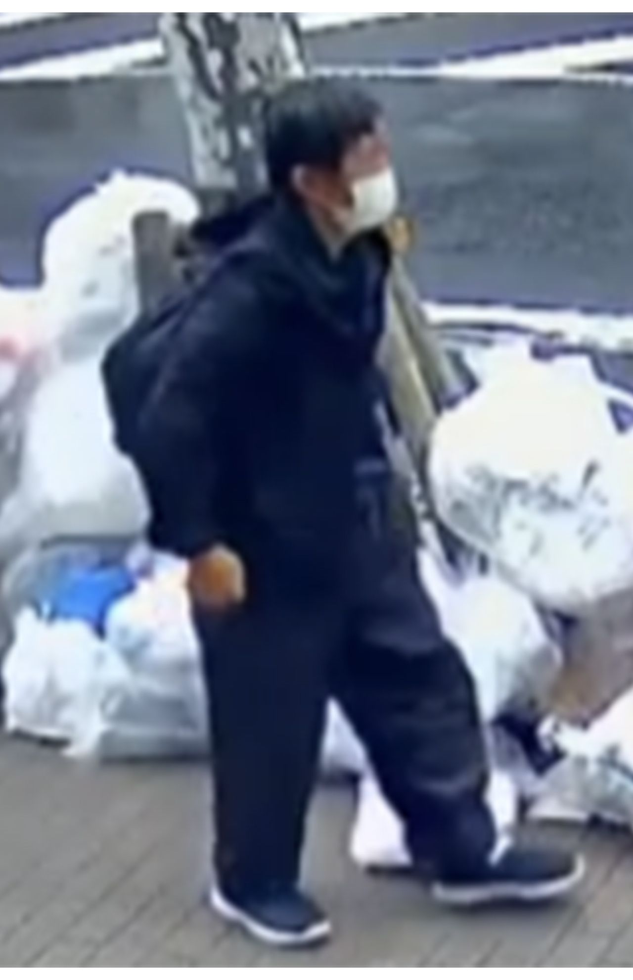 内田容疑者とみられる男は火の手があがる前に現場から立ち去った（マンション関係者提供）