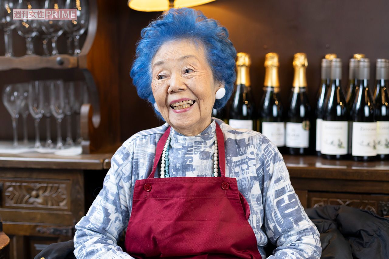 ブルーのヘアが素敵なミヨさん。「シルバーとブルーのカラー剤を混ぜて自分で染めているの。1回500円くらいよ」　撮影／斎藤周造