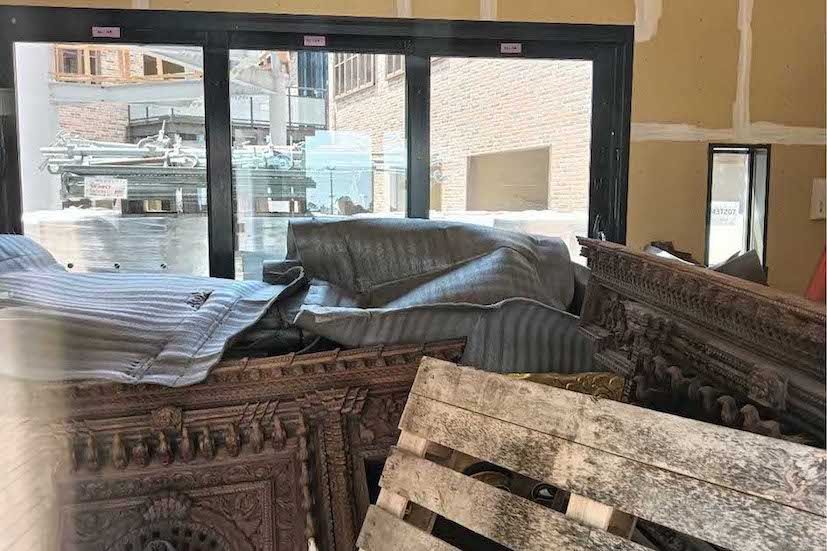 大阪・関西万博のネパール館。資材が放置されている様子が話題になっている（Xより）