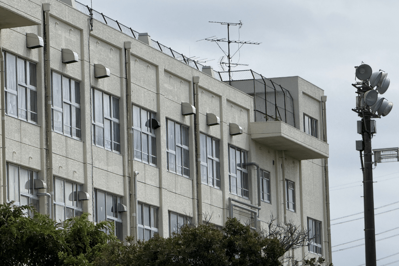 学校のそばでは児童の元気な声が聞こえてきた