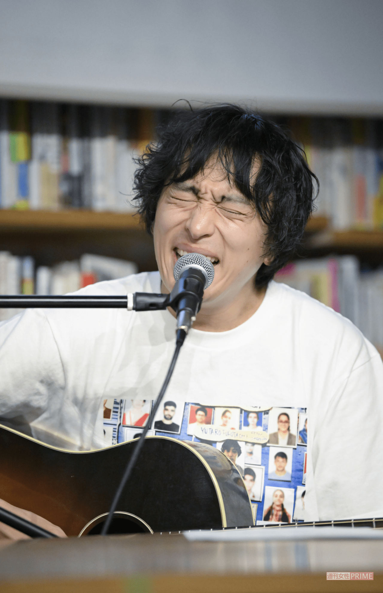 書店でのライブでは、熱く静かに歌い上げた古舘。別の日に、97歳になる祖父の生前葬を福岡で行った際も歌ったというが、「僕が弾き語りをしたあとに、父のスピーチで全部会場の空気を持ってかれて。勝てねぇなと思いました」と明かした