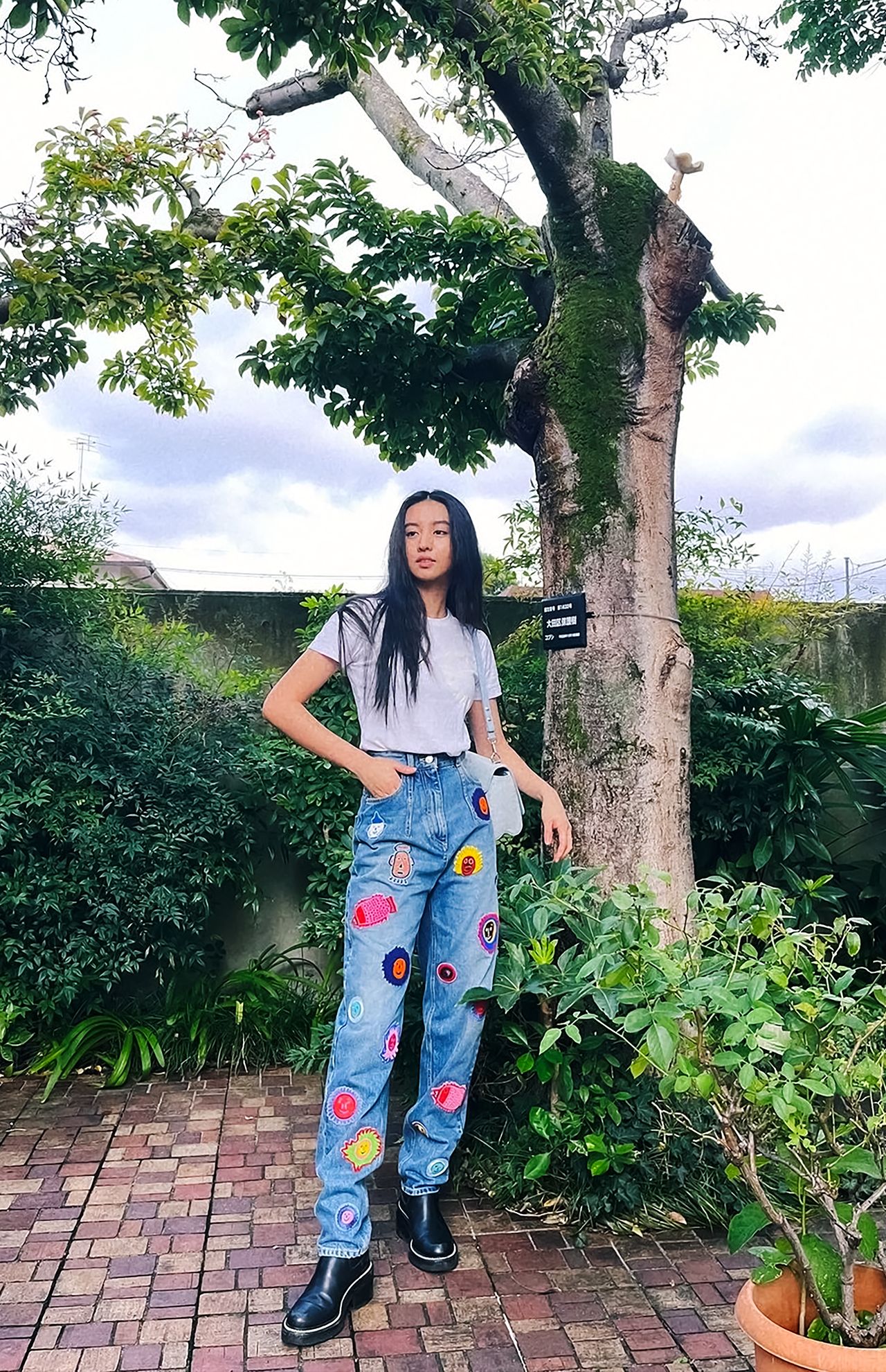 「モデルとしてはややコンパクトな身長を、派手なパッチワークをあしらったデニムでうまくカバーしています」（高はしさん）　Koki，公式インスタグラムより