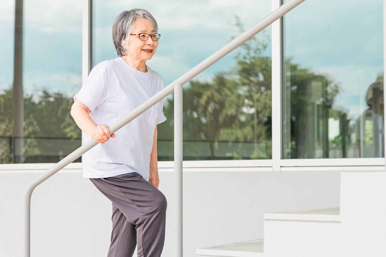 「階段スナック」のように息が上がる運動を取り入れることで死亡リスクが下がるという研究結果も