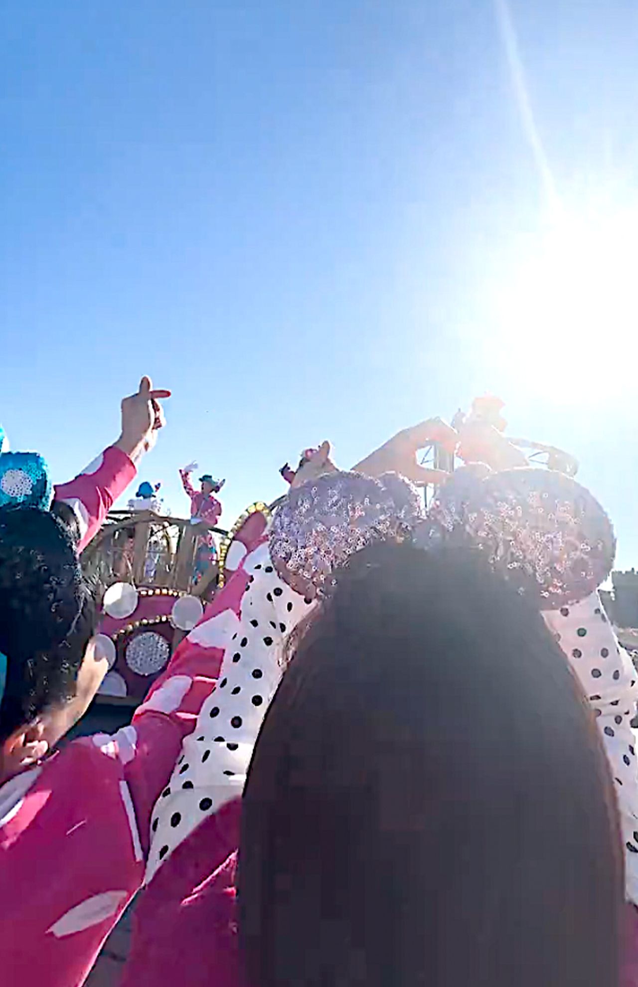 物議を醸しているカチューシャをつけてパレードを楽しむ動画（東京ディズニーリゾート公式Xより）