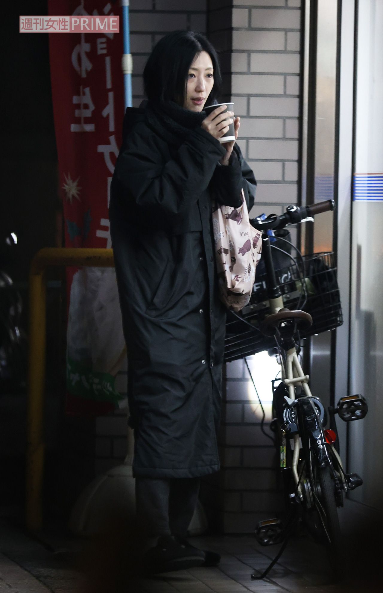 銭湯の帰り、コンビニの前でホットのラテを飲む壇蜜。スッピンでも肌がツヤツヤ