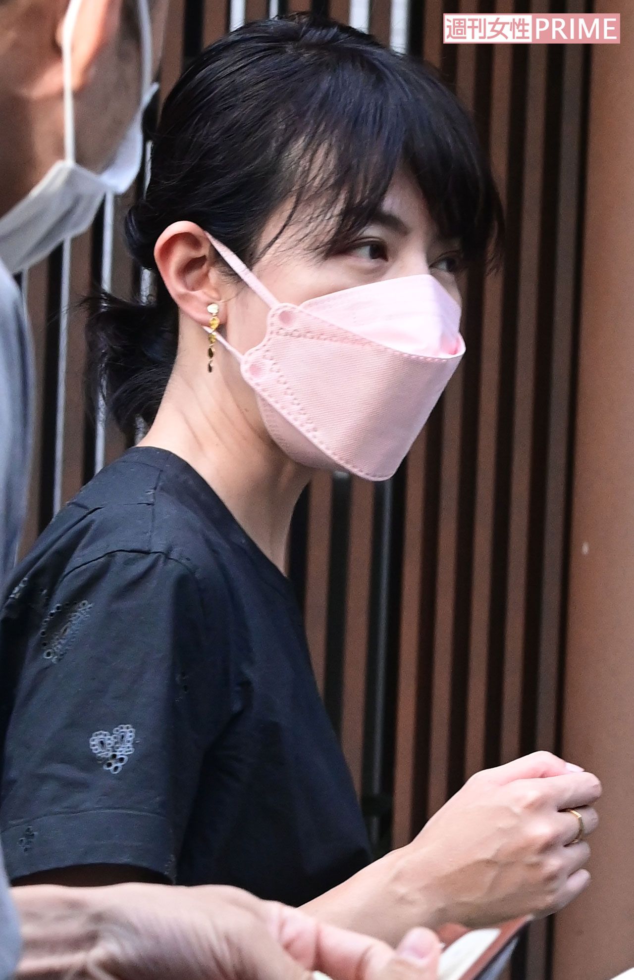 記者からの直撃を受ける平井理央（'21年10月）