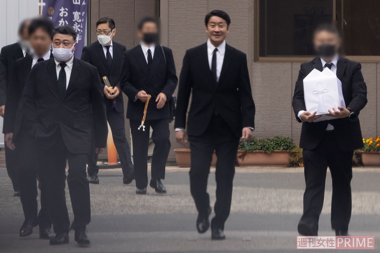 本堂から出てきた参列者一同。香川照之以外にも川猿弥（写真左）や市川笑三郎（写真右）の姿も