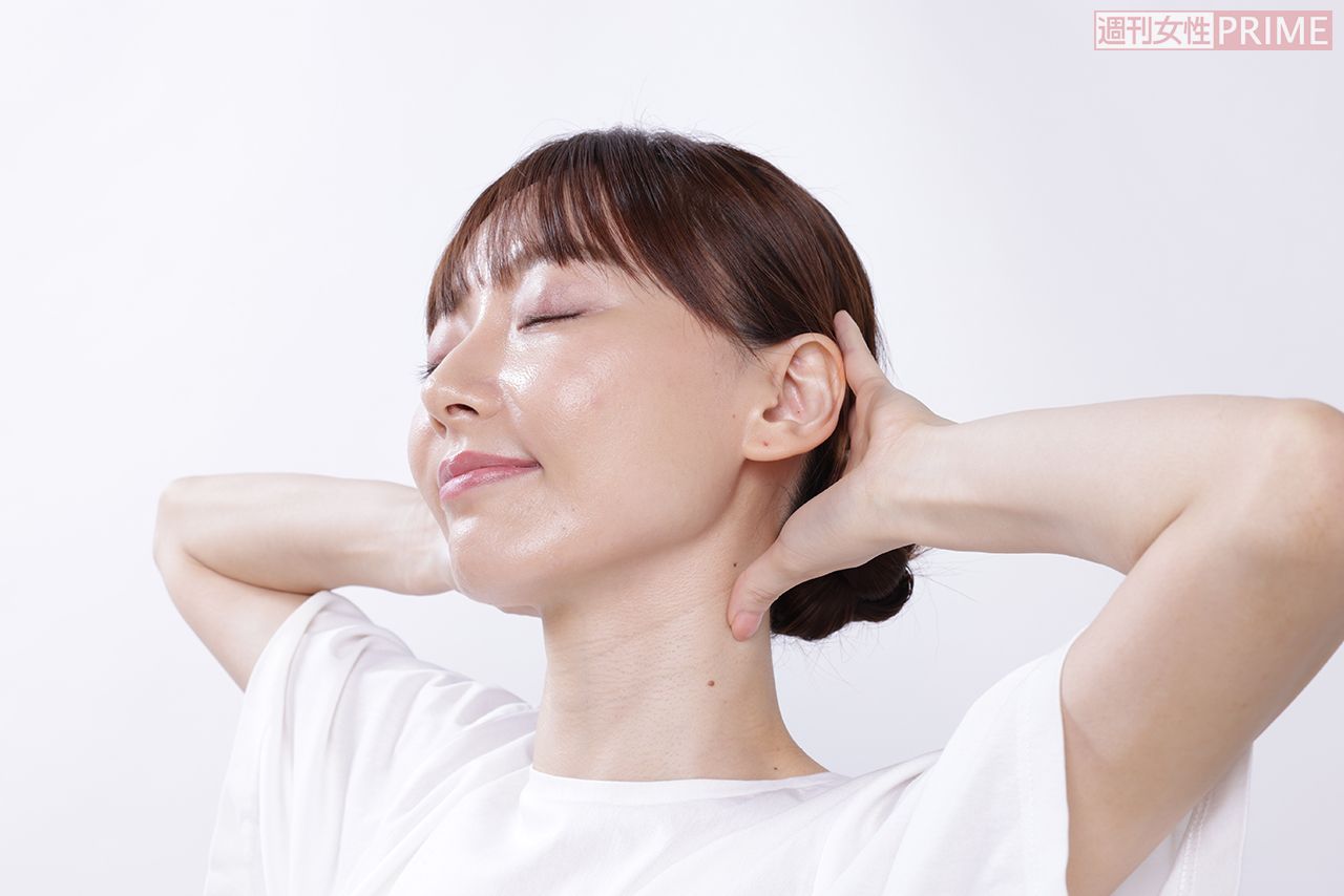 （2）首を左右に動かす　モデル／葉月祥子（スペースクラフト）　撮影／有馬貴子