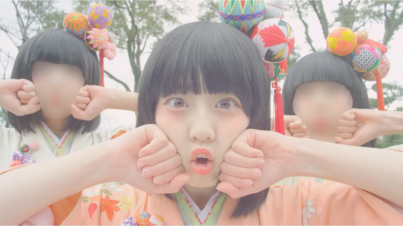 福岡のご当地アイドルだった時代の今田美桜（画像中央）。当時18歳だった（「SAGEMONGIRLSさげもんガールズ」YouTubeチャンネルより※画像は一部加工）