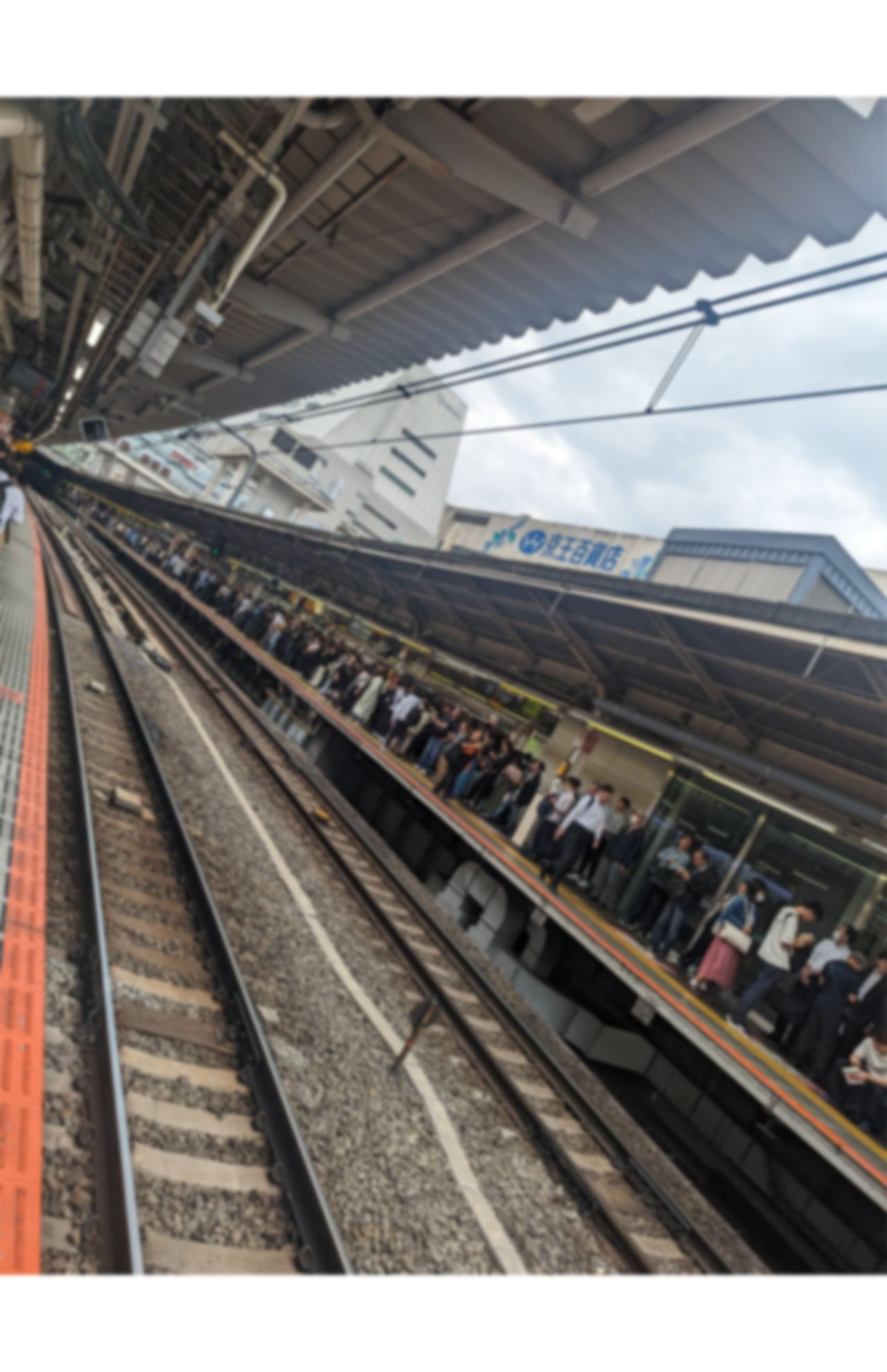 容疑者が線路内に立ち入ったため、電車の運行が停止。新宿駅は大混乱に（Xより）
