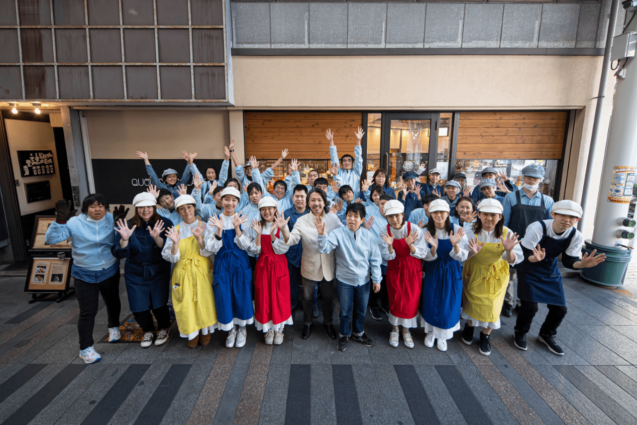 豊橋本店のスタッフで記念写真!　豊橋駅から徒歩3分、ときわアーケードの北端に位置する